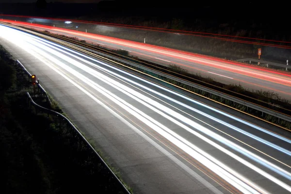 Autopista Por Noche Con Tráfico Coches Luces —  Fotos de Stock