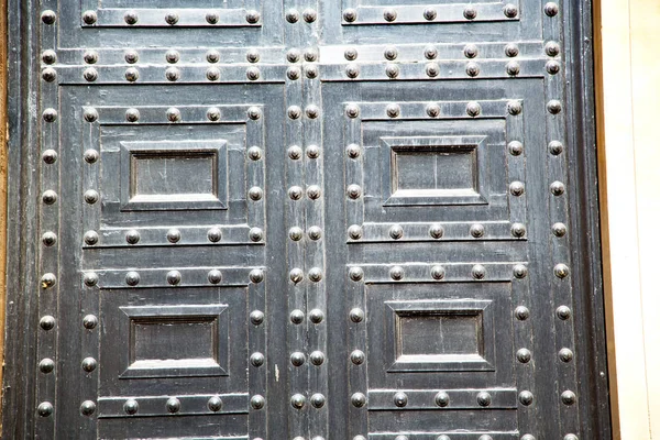 アンティークの茶色のドアのさびた真鍮の爪をロンドンと光で処理します — ストック写真