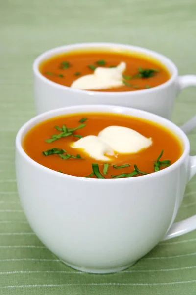 Свежий Тыквенный Суп Белых Чашках Зеленом Фоне — стоковое фото