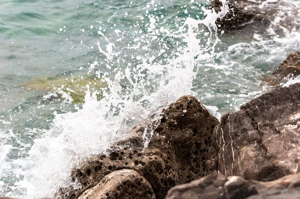 Riva Oceano Con Grandi Rocce Acqua — Foto Stock