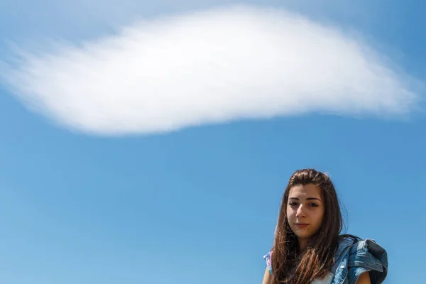 Meisje Met Wolk Het Hoofd Dat Denkt — Stockfoto