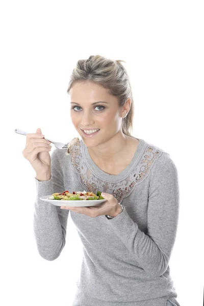 Modelo Liberado Mujer Joven Comiendo Ensalada Pollo — Foto de Stock