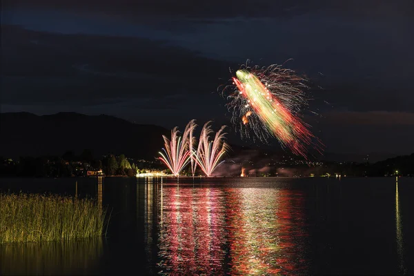 Fuochi Artificio Sul Lungolago Travedona Monate Una Festa Estiva Lombardia — Foto Stock