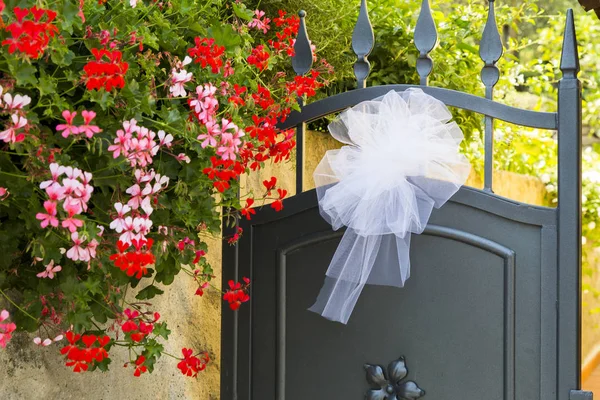 Δείτε Ένα Νυφικό Τόξο Θέσει Σιδερένια Πόρτα Πολύχρωμα Λουλούδια Στα — Φωτογραφία Αρχείου