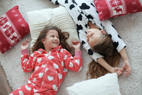 Crianças Pijama Macio Quente Brincando Casa — Fotografia de Stock