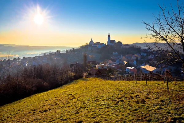 Pueblo Straden Iglesia Niebla Colina Región Estiria Austria —  Fotos de Stock