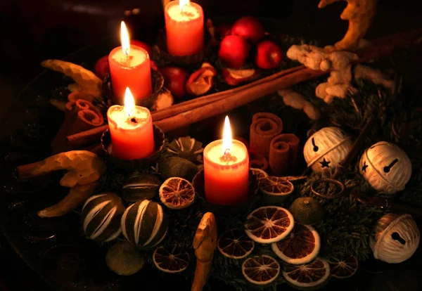 Traditioneller Adventskranz Und Brennende Kerzen — Stockfoto