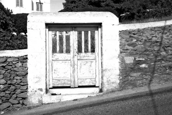 蓝色的门 在古色古香的村庄圣托里尼岛希腊欧洲和白墙 — 图库照片