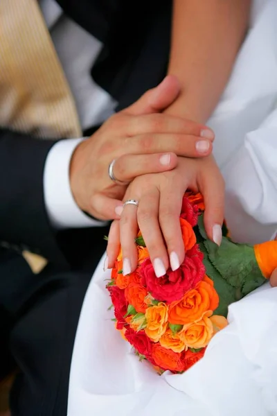 Novomanželé Drží Ruce Nad Kyticí Květin — Stock fotografie