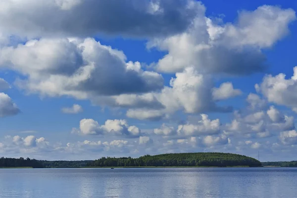 ブラスラフ湖きれいな湖と雲と美しい青空 — ストック写真