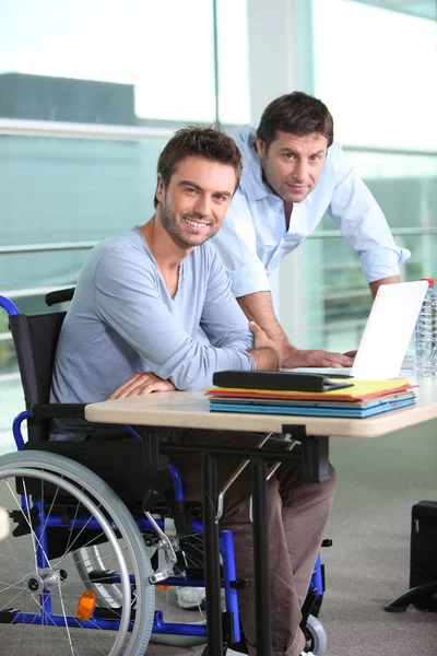 Geschäftsleute Rollstuhl Mit Laptop — Stockfoto