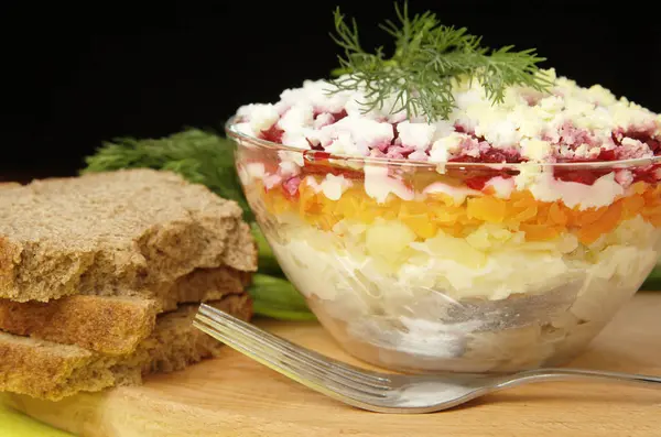 Rus Geleneksel Ringa Balığı Salatası Cam Kase — Stok fotoğraf