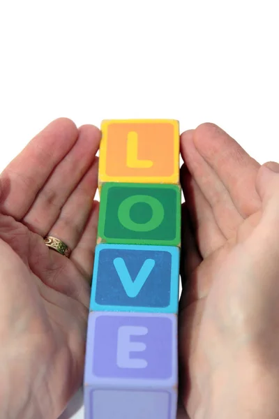 Cartas Brinquedo Que Soletram Amor Nas Mãos Com Fundo Branco — Fotografia de Stock