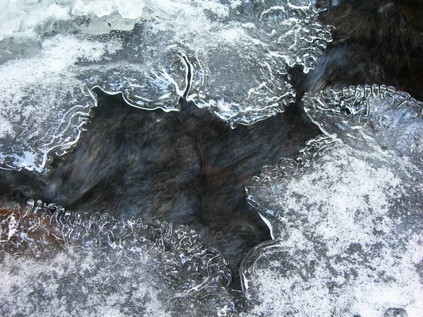 겨울에는 얼음으로 뒤덮인 스위프트 — 스톡 사진