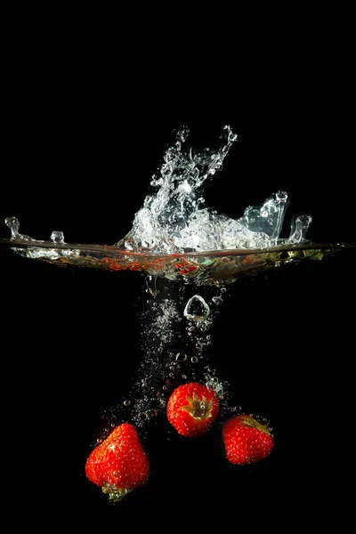 Gekleurde Rode Paprika Water Spatten Zwarte Achtergrond — Stockfoto