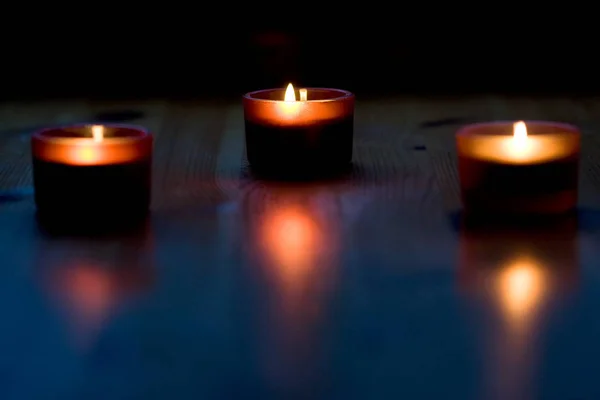 Κεριά Αρώματος Στο Ξύλινο Τραπέζι Στο Λυκόφως — Φωτογραφία Αρχείου
