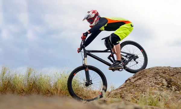 Radprofi Fährt Mit Dem Rad Felsigen Hügel Hinunter Extremsportkonzept Freiraum — Stockfoto