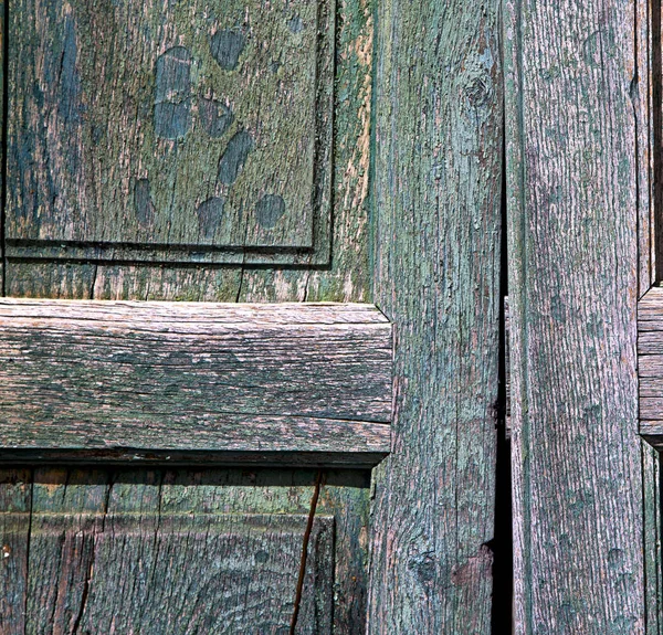 真鍮茶色ノッカーと木のドア Cairate ヴァレーゼ イタリア — ストック写真