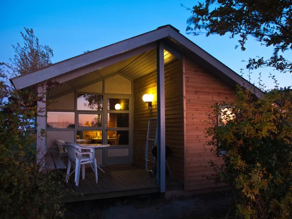 Hermosa Cabaña Madera Cabaña Casa Crepúsculo Con Fondo Cielo Azul — Foto de Stock