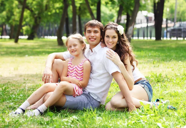 Jovem Família Livre Grama Parque Verão — Fotografia de Stock