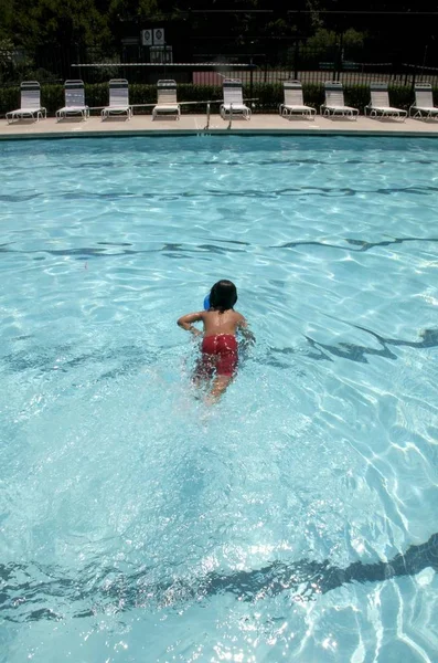 Niño Aprendiendo Nadar — Foto de Stock