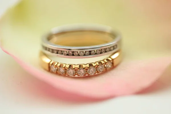 Duas Faixas Casamento Diamante Uma Pétala Rosa — Fotografia de Stock
