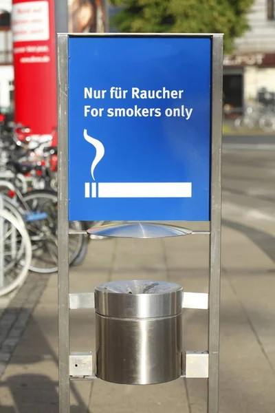 Знак Зоны Курения Трамвайной Остановке Германия Европа — стоковое фото