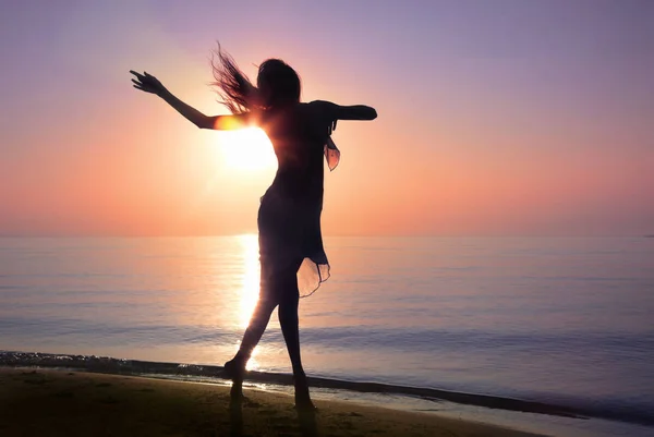 Güzel Gün Doğumu Sırasında Plajda Dans Kadın Siluet Doğal Işık — Stok fotoğraf