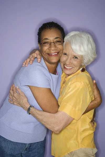 白种人和非洲裔美国成熟的成年女性拥抱 — 图库照片