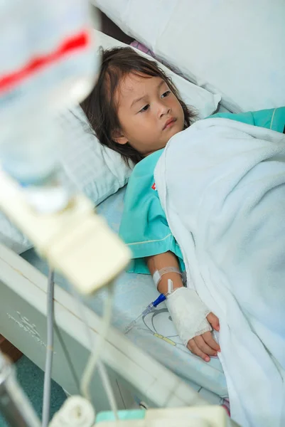 Άρρωστο Κοριτσάκι Στο Κρεβάτι Του Νοσοκομείου — Φωτογραφία Αρχείου