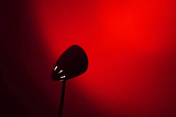 Abstrakt Bakgrund Röda Väggen Delvis Upplyst Lampa — Stockfoto