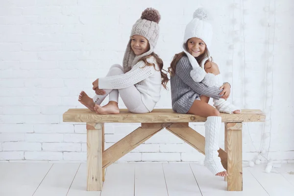 Meninas Bonitos Anos Idade Vestindo Roupas Inverno Malha Moda Posando — Fotografia de Stock