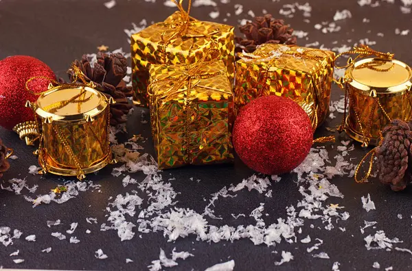 Рождественская Коробка Подарков Мяч Черном Фоне — стоковое фото