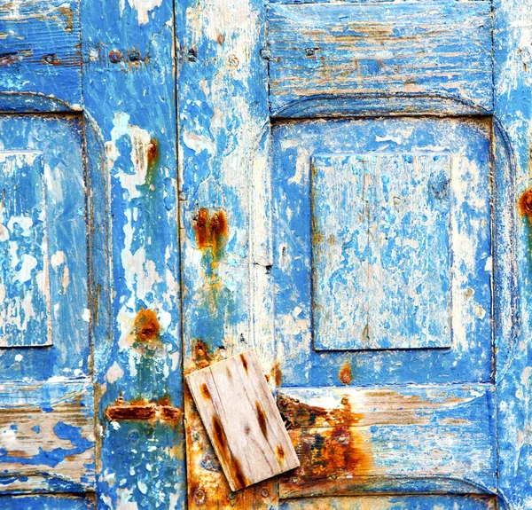 Απογυμνωμένη Μπογιά Στην Μπλε Ξύλινη Πόρτα Και Σκουριασμένο Καρφί — Φωτογραφία Αρχείου