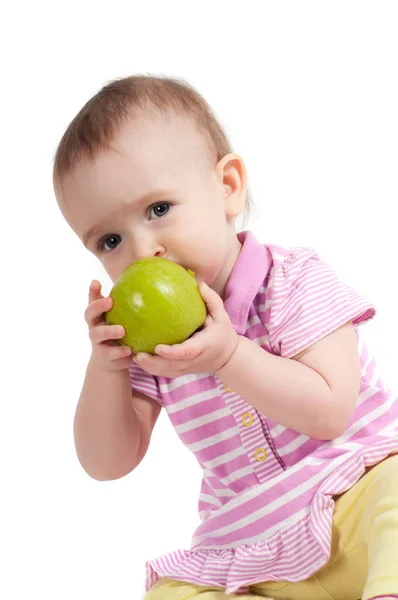 ピンクの食用リンゴに女の赤ちゃんのショット — ストック写真