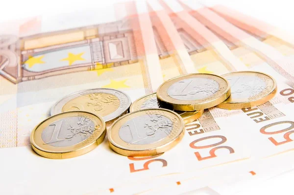 Detalle Algunas Monedas Euros Sobre Billetes Euros Sobre Fondo Blanco — Foto de Stock
