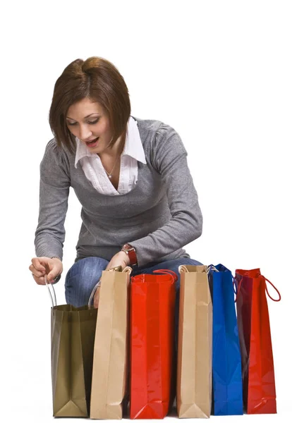 Kobieta Wybierająca Torbę Zakupy Spośród Kilku Postawionych Przed Nią — Zdjęcie stockowe
