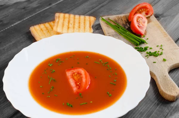 Zuppa Pomodoro Con Pane Tostato Erba Cipollina Piastra Legno — Foto Stock