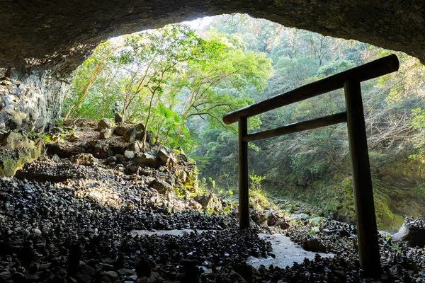 洞窟内の神社入口 — ストック写真