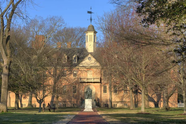 Ρεν Κτίριο Μπροστινή Αυλή Φύλλα Δέντρων Στο Williamsburg Βιρτζίνια Μια — Φωτογραφία Αρχείου