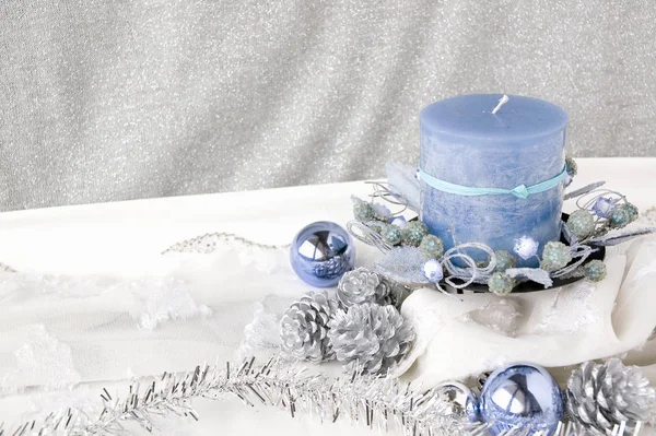 Bougie Bleue Sur Fond Décoration Noël — Photo