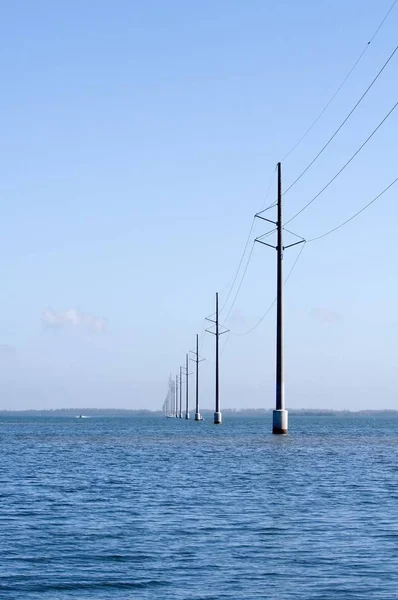 Stromleitungen Über Wasser Florida — Stockfoto