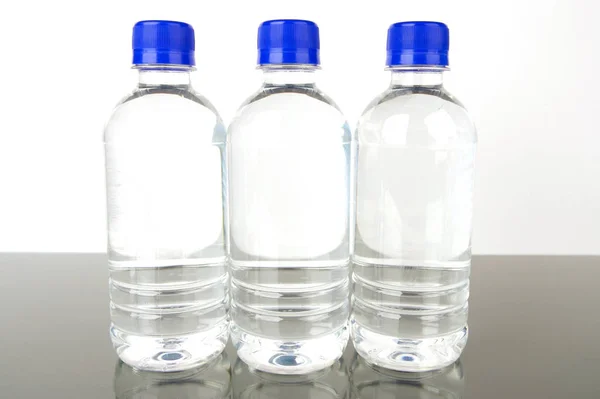 Бутылки Воды Бутылках Изолированы — стоковое фото