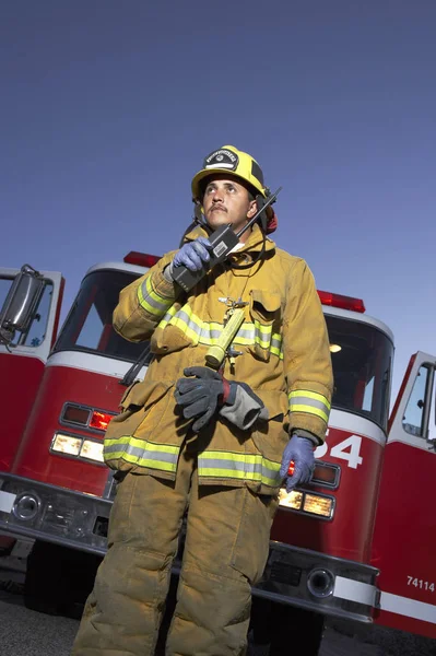 Fireworker Rozmawia Walkie Talkie — Zdjęcie stockowe