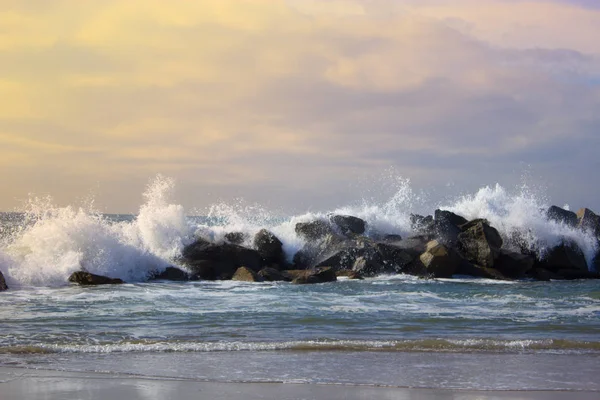 嵐の海の波 美しい海の風景 アクション 深い青色の海で嵐の天候 自然災害 自然の力で強力な大潮 — ストック写真