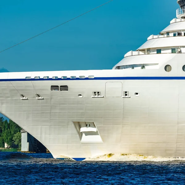 Gran Crucero Blanco Navegando Hacia Mar Báltico Día Despejado — Foto de Stock