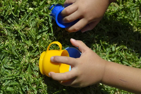 Mano Niño Jugando Con Copas Plástico Colores —  Fotos de Stock