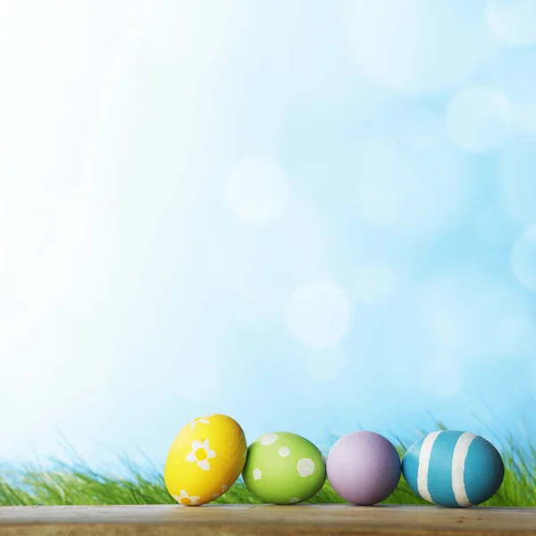 復活祭の卵の新鮮な緑の草と青空の背景に行 — ストック写真