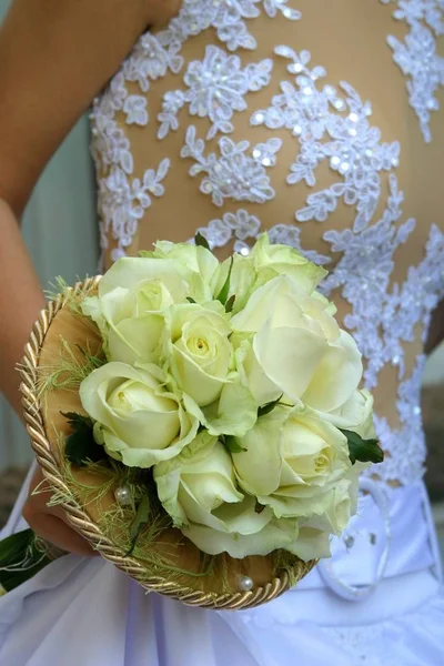 Весільний Букет Білих Троянд Руці Нареченої — стокове фото