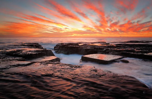 Red Sunrise Skies Ocean Eroded Rock Channel Reclections Dark Wet — Stock Photo, Image